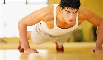 Ein Mann führt eine Gymnastikübung mit chronischer Prostatitis durch.